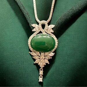 Uniquely gorgeous green & silver rhinestone fashion necklace. NWT